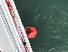 Eerste beelden opgedoken van reddingsactie gekapseisde vissersboot