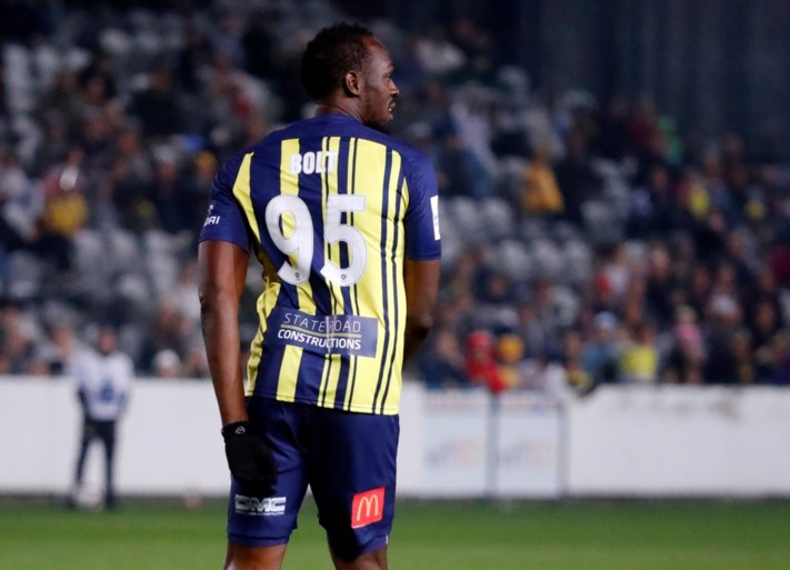 Usain Bolt debuteert als voetballer, zijn eerste baltoets is meteen een fiasco
