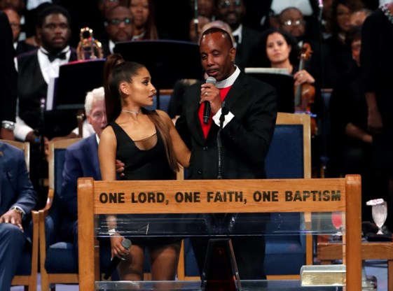 Bisschop verontschuldigt zich voor aanraken van borst Ariana Grande
