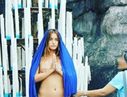 Vrouw choqueert toeristen in Lourdes door naakt als Maria voor grot te staan