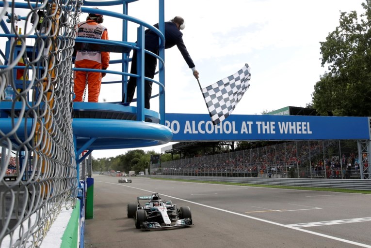 Lewis Hamilton verslaat Ferrari op eigen bodem na ultraspannende finale, Vandoorne finisht dertiende