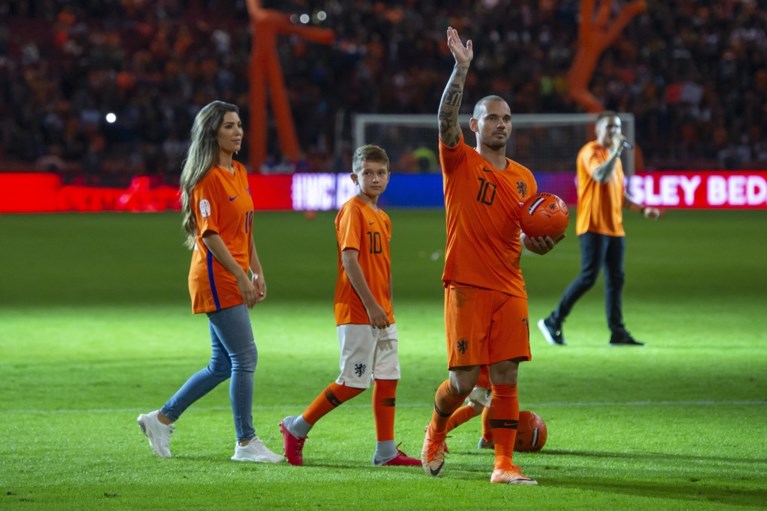 “Het is klaar, het is gedaan”, zegt Sneijder in emotioneel afscheid na laatste interland voor Oranje