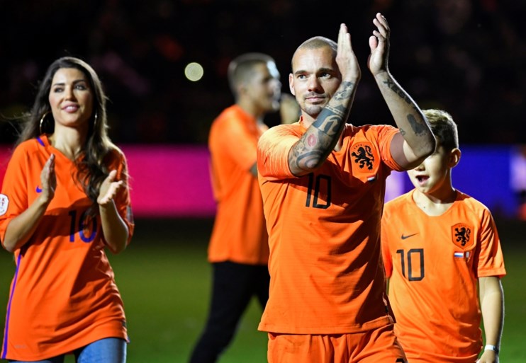 “Het is klaar, het is gedaan”, zegt Sneijder in emotioneel afscheid na laatste interland voor Oranje