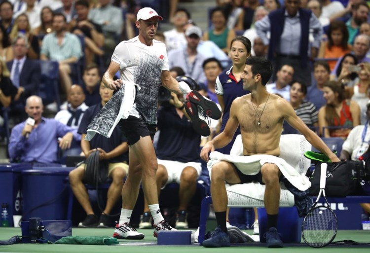 Djokovic haalt uit naar organisatie US Open na merkwaardig moment van tegenstander: “Het voelt als een sauna”