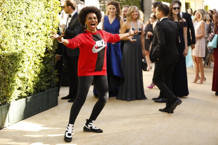 De meest gewaagde outfit bij de Emmy’s? Een Nike-sweater