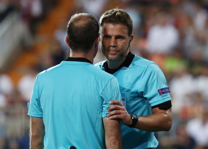 Liplezers achterhalen waarom Ronaldo rood kreeg van ref, discussie gaat voort: “De videoref had dit geannuleerd”