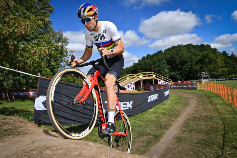 Van Aert toont nieuwe regenboogtrui en praat over contractbreuk: “Nooit eerder voelde steun van fans zo welkom”