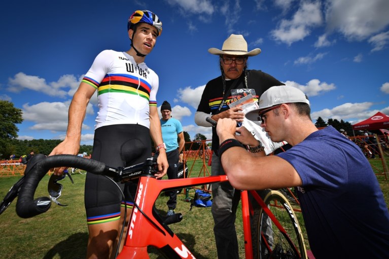 Van Aert toont nieuwe regenboogtrui en praat over contractbreuk: “Nooit eerder voelde steun van fans zo welkom”