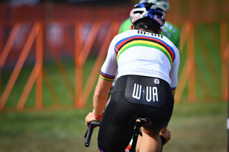 Van Aert toont nieuwe regenboogtrui en praat over contractbreuk: “Nooit eerder voelde steun van fans zo welkom”