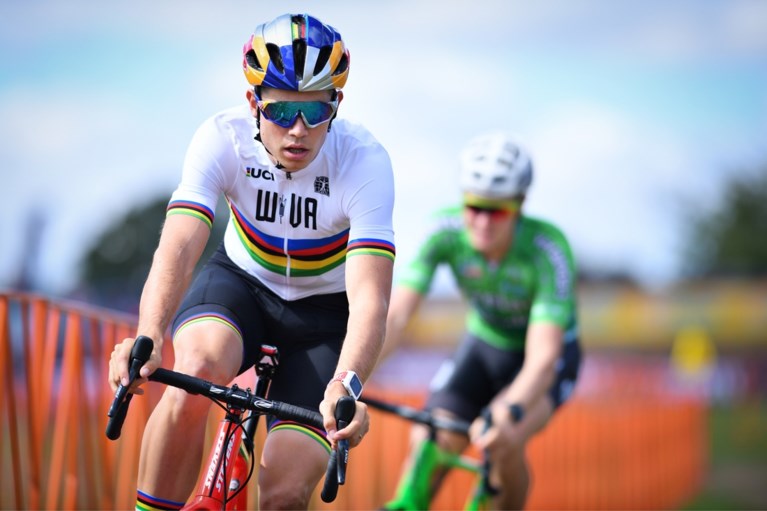 Van Aert toont nieuwe regenboogtrui en praat over contractbreuk: “Nooit eerder voelde steun van fans zo welkom”