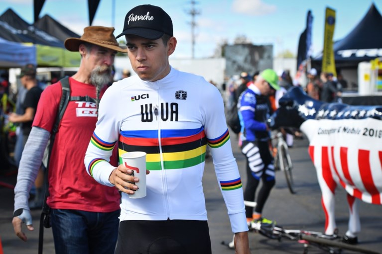Van Aert toont nieuwe regenboogtrui en praat over contractbreuk: “Nooit eerder voelde steun van fans zo welkom”