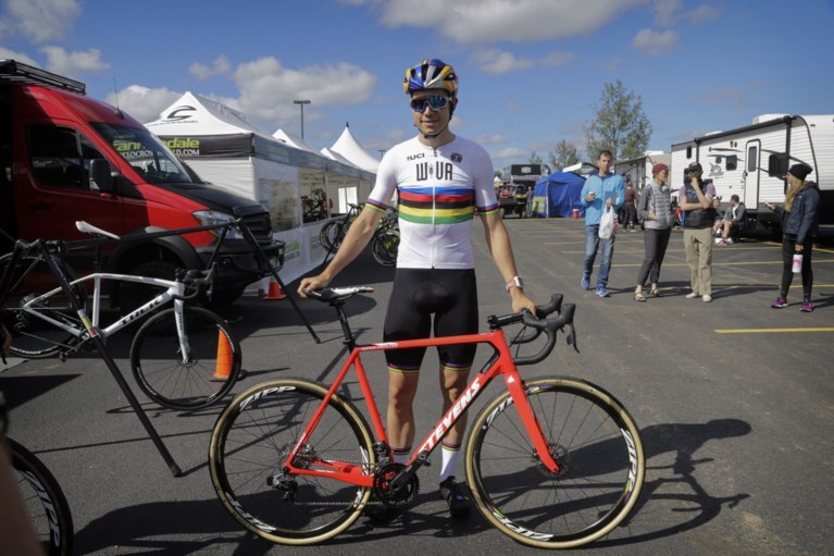 Van Aert toont nieuwe regenboogtrui en praat over contractbreuk: “Nooit eerder voelde steun van fans zo welkom”