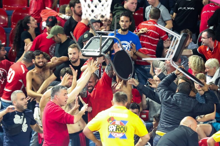 Onwaarschijnlijke taferelen met vechtende Israëlische fans in tribune, maar Charleroi kwalificeert zich toch