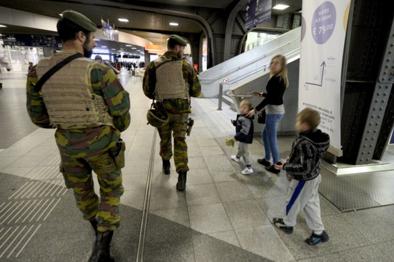 Militairen overmeesteren man met mes in Brussel-Zuid