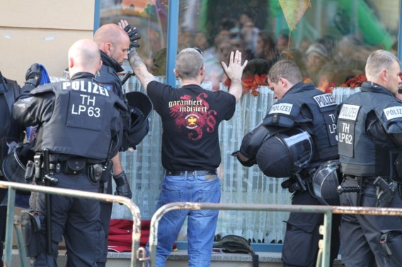 Acht agenten gewond bij concert van extreemrechts in Duitsland
