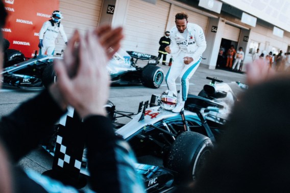 Lewis Hamilton zegeviert in Japan en zet grote stap richting vijfde wereldtitel