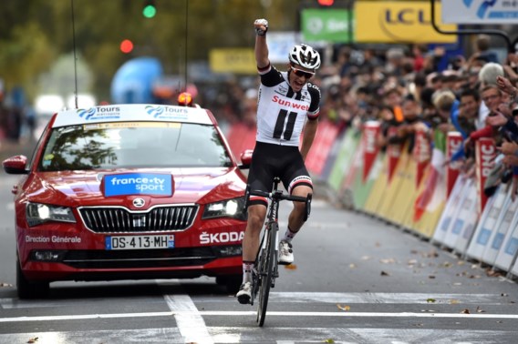 Deen van Sunweb wint Parijs-Tours vol lekke banden, vier Belgen in top tien: “Dit heeft niets met koers te maken”