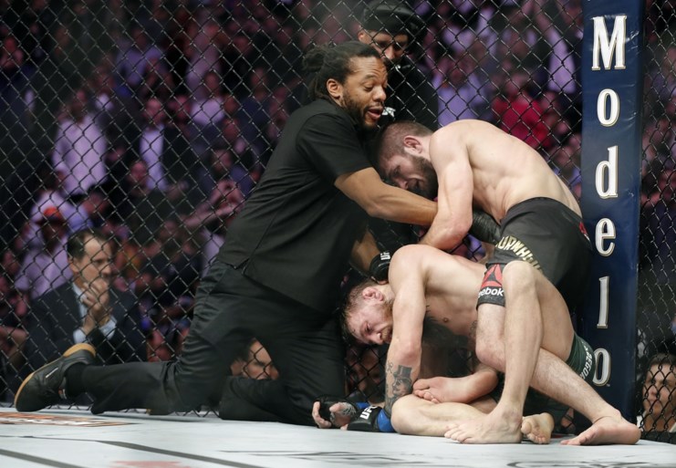 Kooivechter McGregor geeft op in titelgevecht tegen Nurmagomedov, massaal gevecht breekt uit