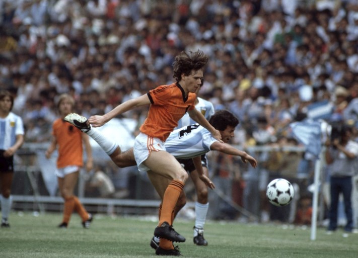 Marco van Basten stapt op bij FIFA: “Introductie van VAR op WK was een mijlpaal”