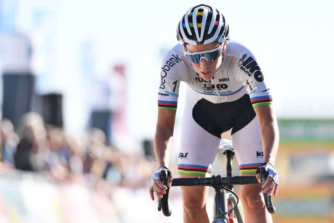 Sterke Annemarie Worst troeft Marianne Vos af en wint Superprestige in  Gieten | De Standaard Mobile