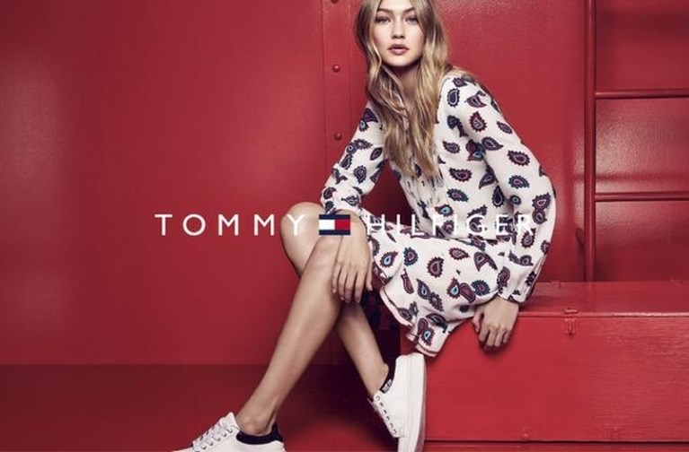Zendaya treedt in voetsporen van Gigi Hadid bij Tommy Hilfiger