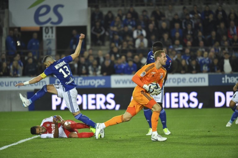 Horrordebuut voor Henry bij Monaco: blunderende keeper, Falcao out en rode kaart na twee minuten