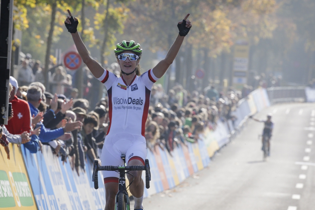 Marianne Vos verstevigt leidersplaats Wereldbeker met zege in Bern | De  Standaard Mobile