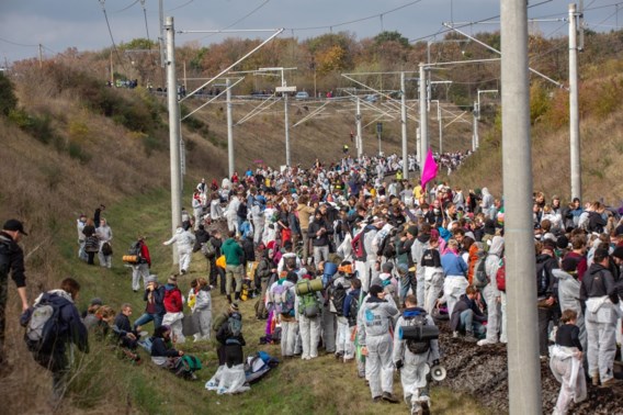 Ruim 3.000 activisten blokkeren sporen tegen bruinkoolmijnwinning in Duitsland
