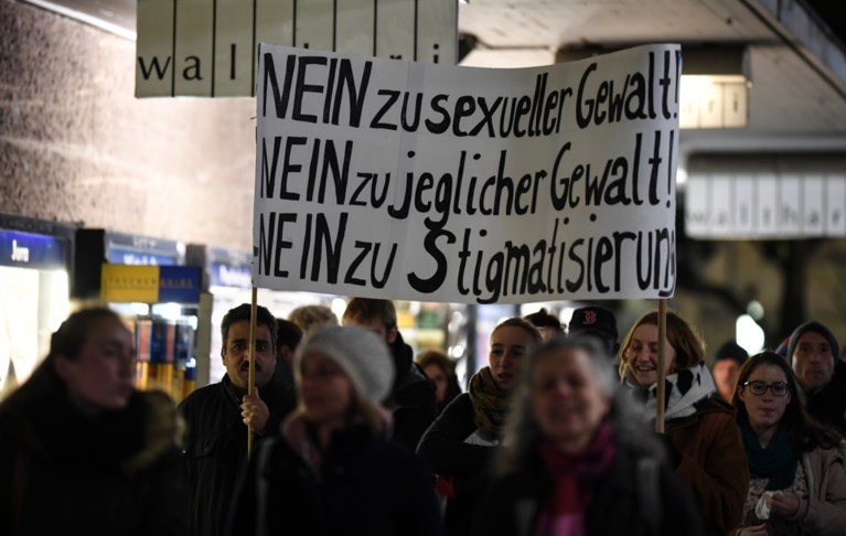 Tegenbetogers blokkeren AfD-mars in Freiburg na groepsverkrachting