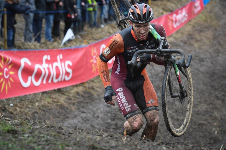 Van der Poel wint natte Jaarmarktcross, Aerts verstevigt leiderspositie in DVV Verzekeringen Trofee