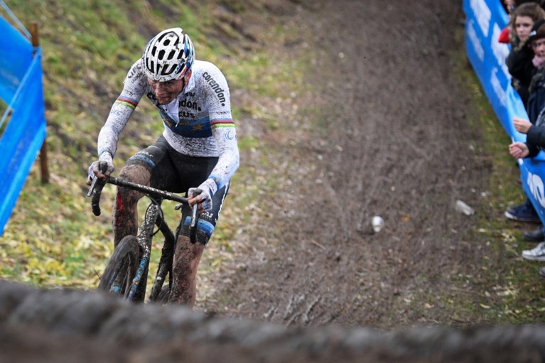 Van der Poel wint natte Jaarmarktcross, Aerts verstevigt leiderspositie in DVV Verzekeringen Trofee