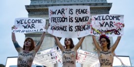 Topless protest tegen 'oorlogsmisdadigers' in Parijs
