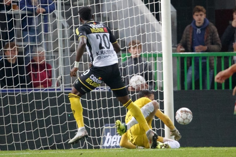 Zulte Waregem is verlost van laatste plaats dankzij twee late goals van De Pauw in degradatietopper tegen Lokeren