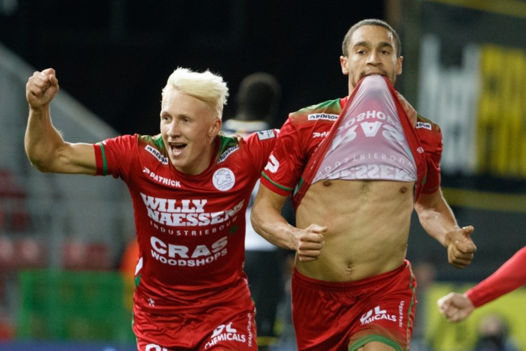 Zulte Waregem is verlost van laatste plaats dankzij twee late goals van De Pauw in degradatietopper tegen Lokeren