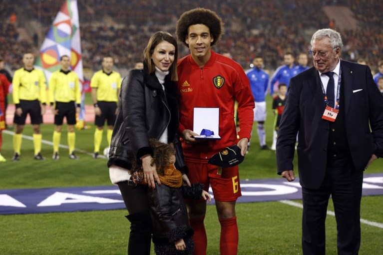 Axel Witsel door vrouw en dochtertje gehuldigd voor zijn 100e interland bij Rode Duivels