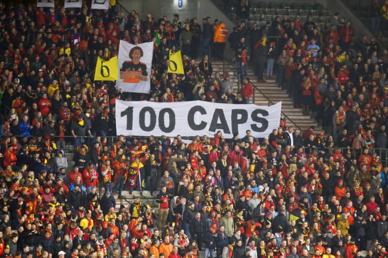 Axel Witsel door vrouw en dochtertje gehuldigd voor zijn 100e interland bij Rode Duivels