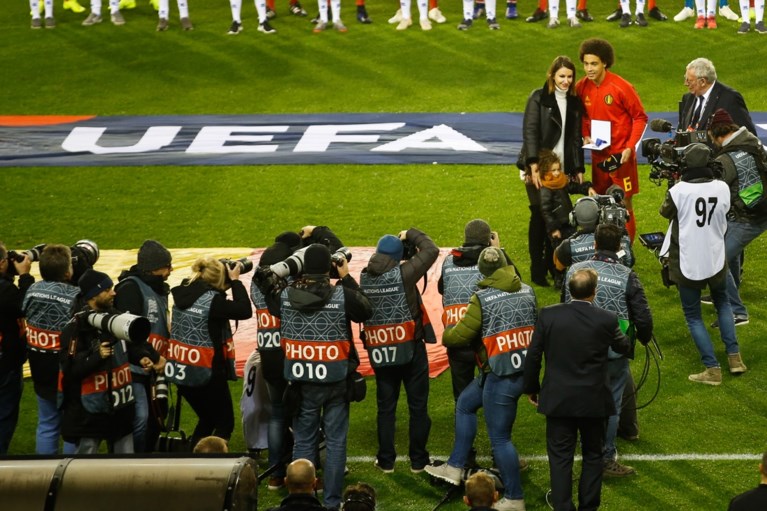 Axel Witsel door vrouw en dochtertje gehuldigd voor zijn 100e interland bij Rode Duivels