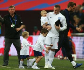 Cultheld Wayne Rooney krijgt staande ovatie bij zijn 120ste en laatste optreden voor Engeland