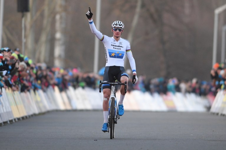 Nieuwe demonstratie: Van der Poel pakt tiende zege van seizoen in Tabor, Van Aert valt (ver) naast podium