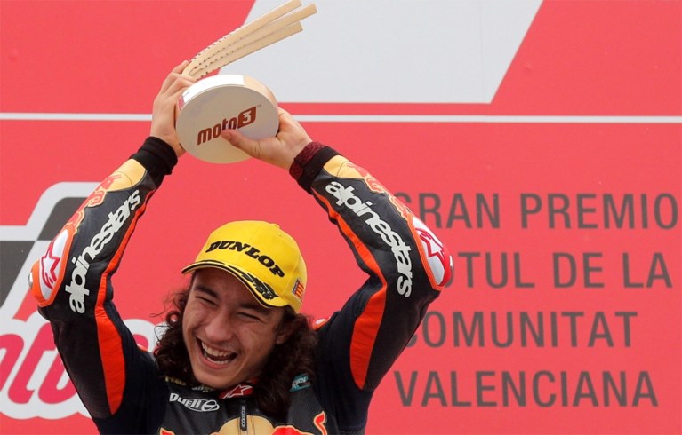 Vijftienjarige Can Oncü schrijft geschiedenis in Moto3 met zege in Valencia