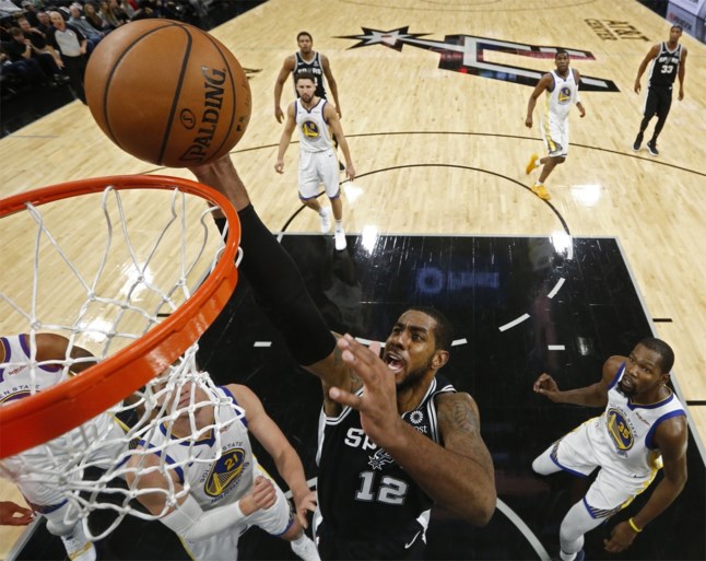 Spektakel in NBA: LeBron James rondt kaap van 50 punten tegen ex-ploeg, kampioen Golden State verliest opnieuw