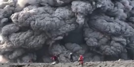 Wandelaars stappen vulkaan op die net op dat moment uitbarst