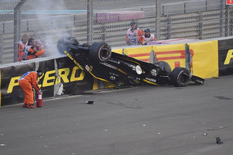 Hamilton knalt naar elfde zege van het seizoen in slotrace in Abu Dhabi, Vandoorne eindigt veertiende