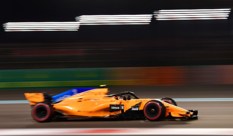 Hamilton knalt naar elfde zege van het seizoen in slotrace in Abu Dhabi, Vandoorne eindigt veertiende
