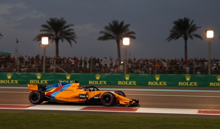 Hamilton knalt naar elfde zege van het seizoen in slotrace in Abu Dhabi, Vandoorne eindigt veertiende