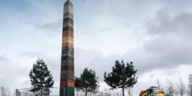 Effe de Mensenrechten checken op een monumentale obelisk