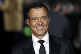 Makelaar mengt zich in geruchten over José Mourinho: “Hij is heel gelukkig bij Manchester United”