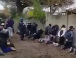 Fransen boos op politie die scholieren lieten knielen met de handen in de nek