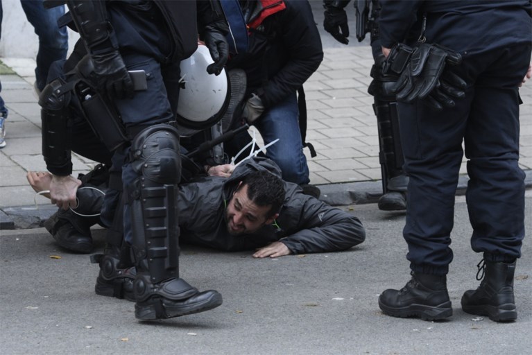 Politie pakt 450 'gele hesjes' op na protest in Brussel