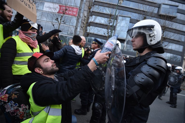 Politie pakt 450 'gele hesjes' op na protest in Brussel